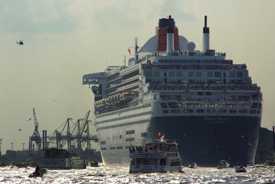 Gigantisch groß und klitzeklein - Queen Mary 2 in Hamburg