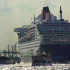 Gigantisch groß und klitzeklein - Queen Mary 2 in Hamburg