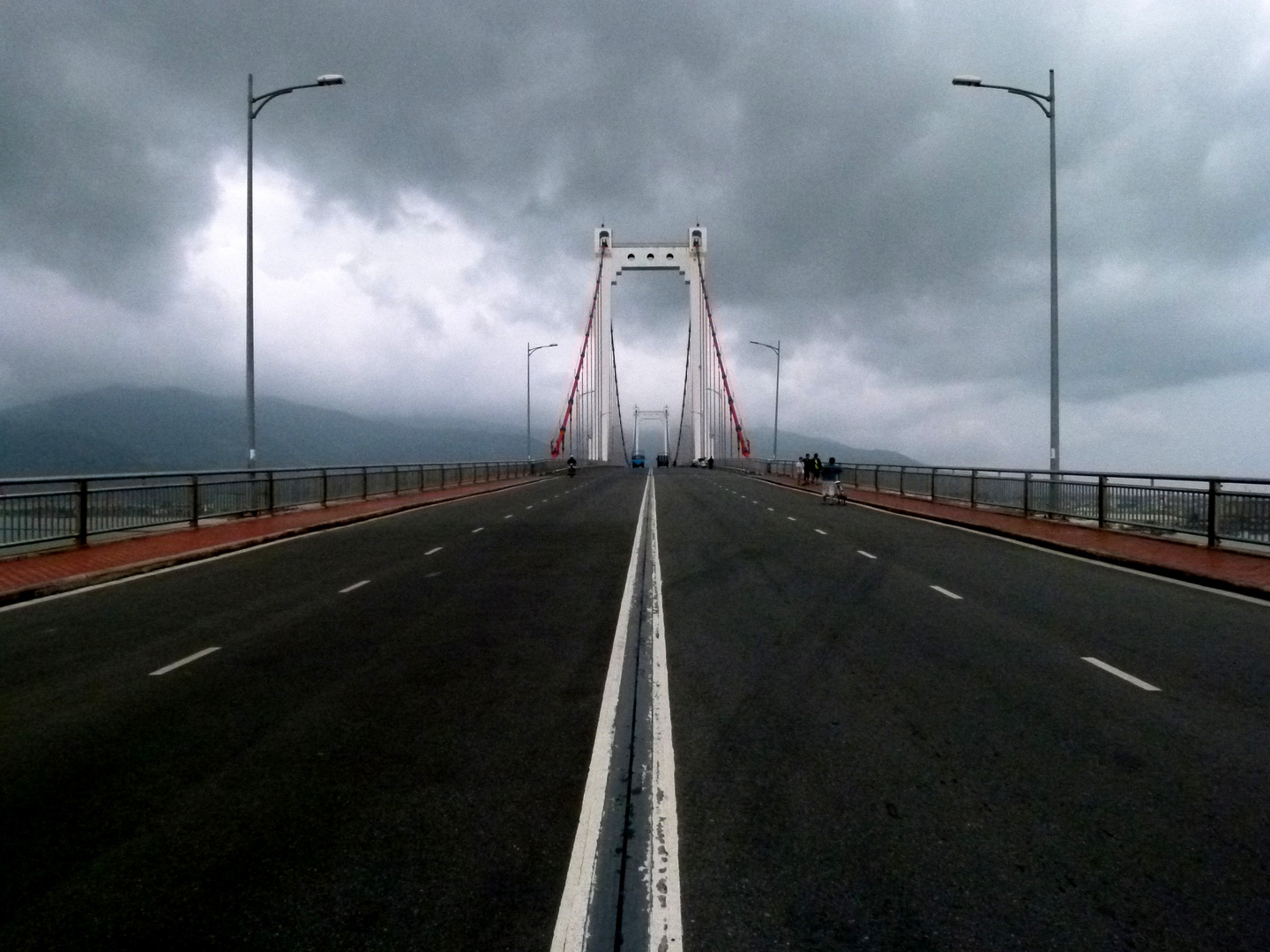 Gigantische Brücke in Da Nang und die Regenwolken kommen näher