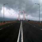 Gigantische Brücke in Da Nang und die Regenwolken kommen näher