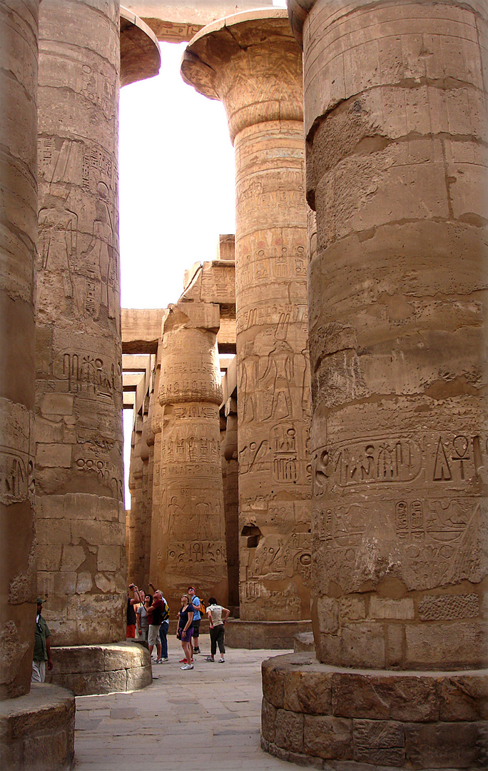 Gigantische Säulen in der Tempelanlage von Karnak