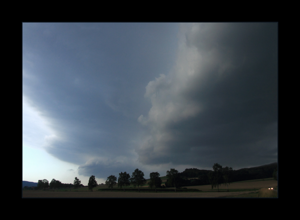 ...gigantische Wolkenbänke zogen auf... - ...droht ein Gewitter- Regen- Sommer... ?