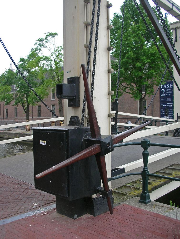 Gigantischer Hand-Spill vom Kettenantrieb einer Zugbrücke - auch gut als Ankerspill geeignet!