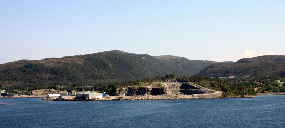 gigantischer Steinbruch am Fjord