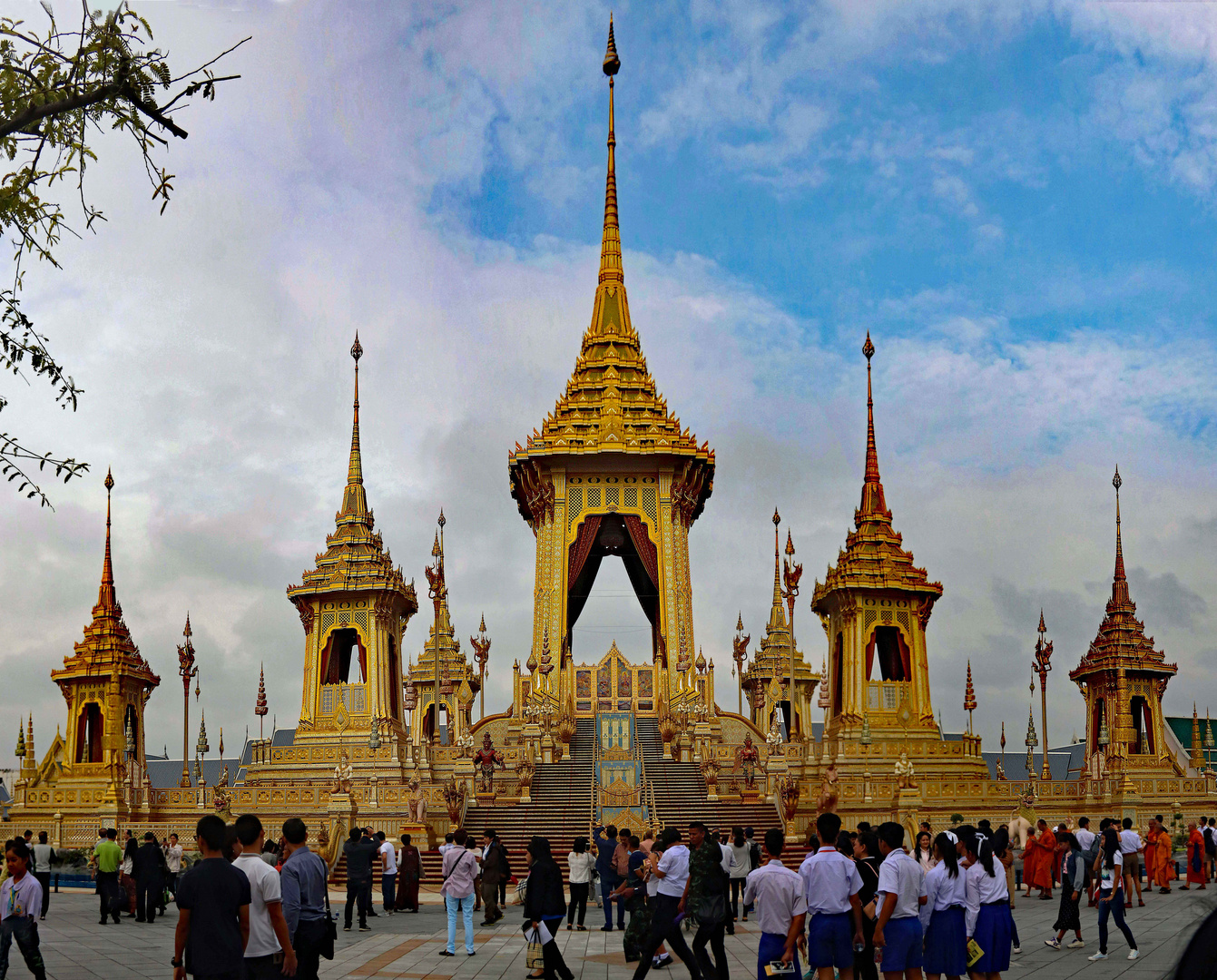 Gigantisches Krematorium von König Bhumibol