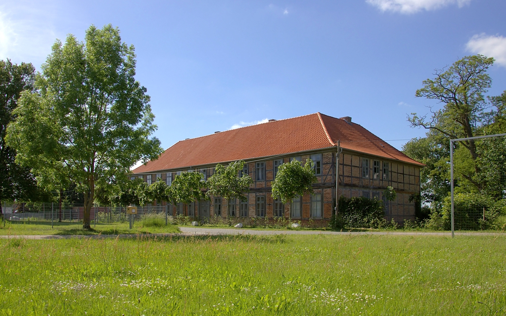 Gilt als größte Dreiflügelanlage in Fachwerkbauweise ....