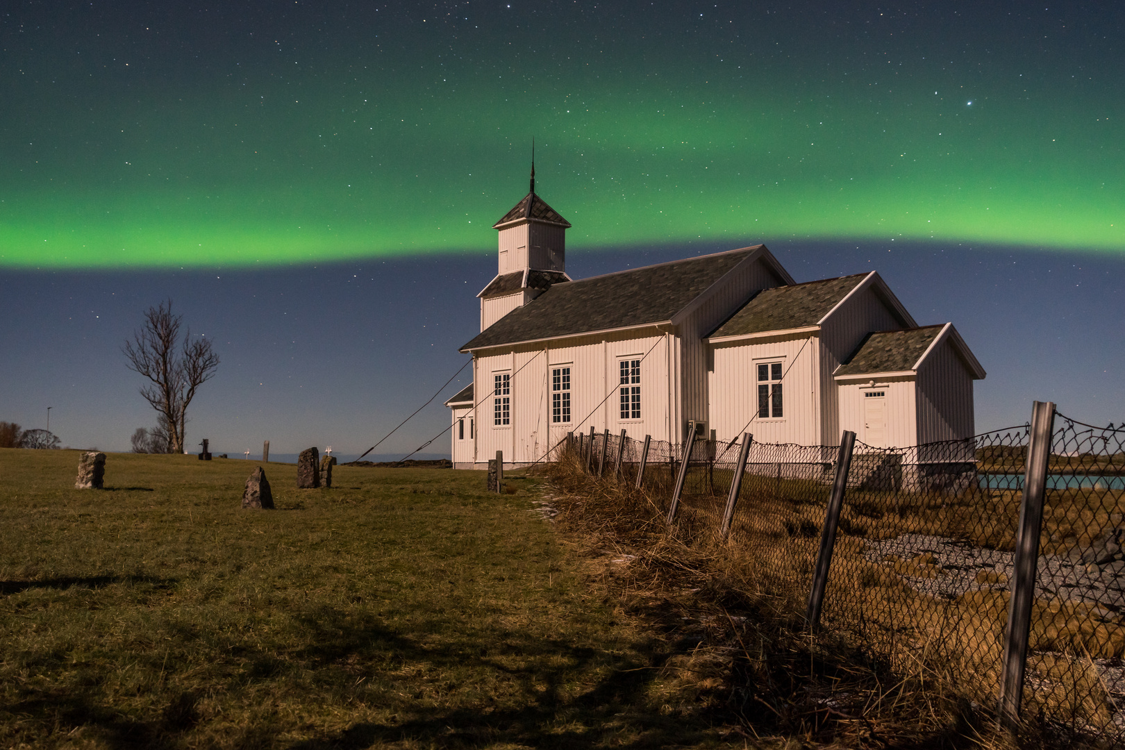 Gimsoy Kirche im Nordlicht und Mondlicht