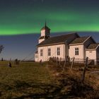 Gimsoy Kirche im Nordlicht und Mondlicht