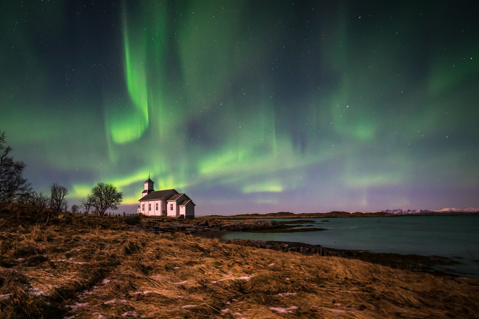 Gimsoy Kirche unter Nordlicht