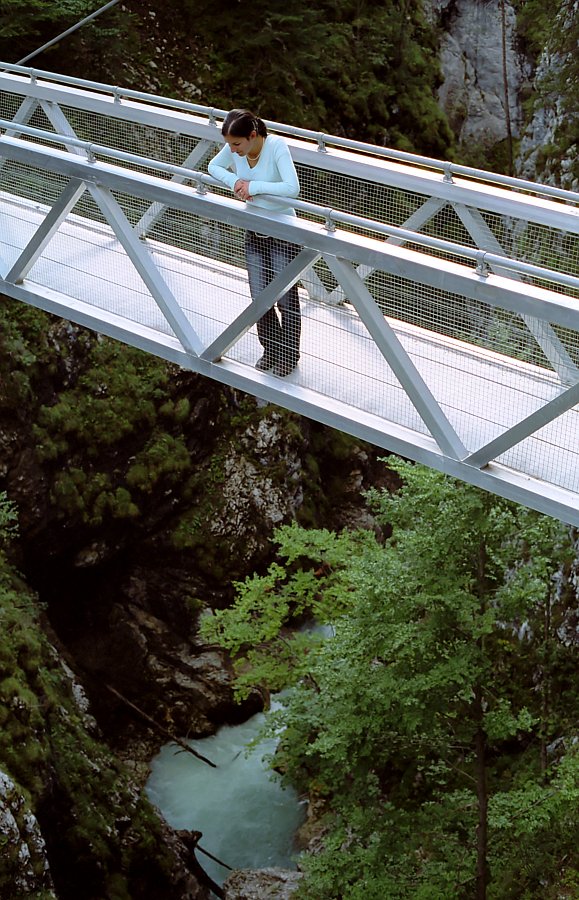 Gina auf der Brücke über die Leutaschklamm