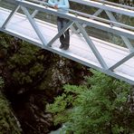 Gina auf der Brücke über die Leutaschklamm