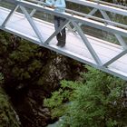 Gina auf der Brücke über die Leutaschklamm