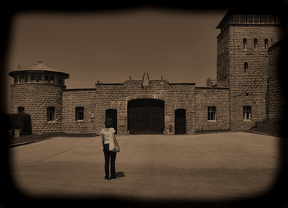 Ginevra di fronte all'ingresso di Mauthausen