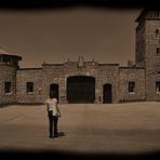 Ginevra di fronte all'ingresso di Mauthausen