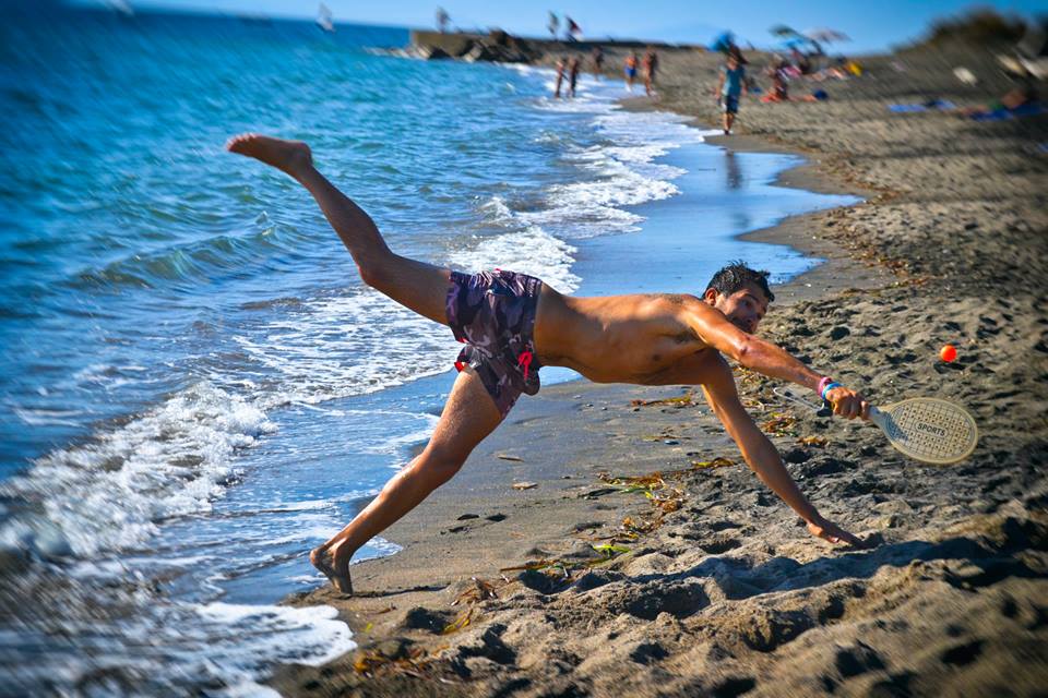 giocando in spiaggia