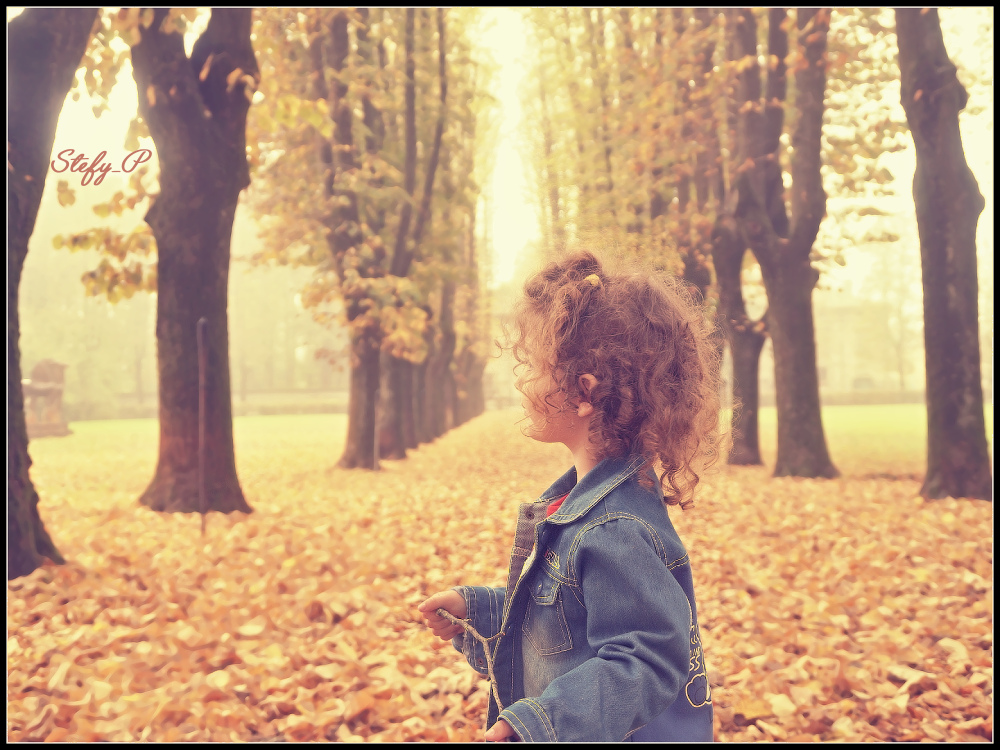 Giocando tra le foglie d'autunno