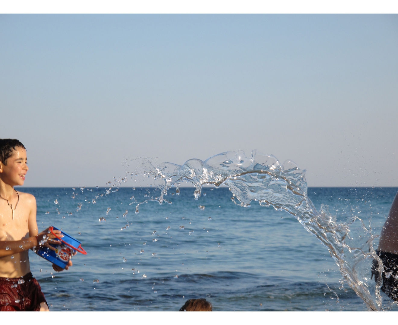 Giochi d'acqua al mare...........