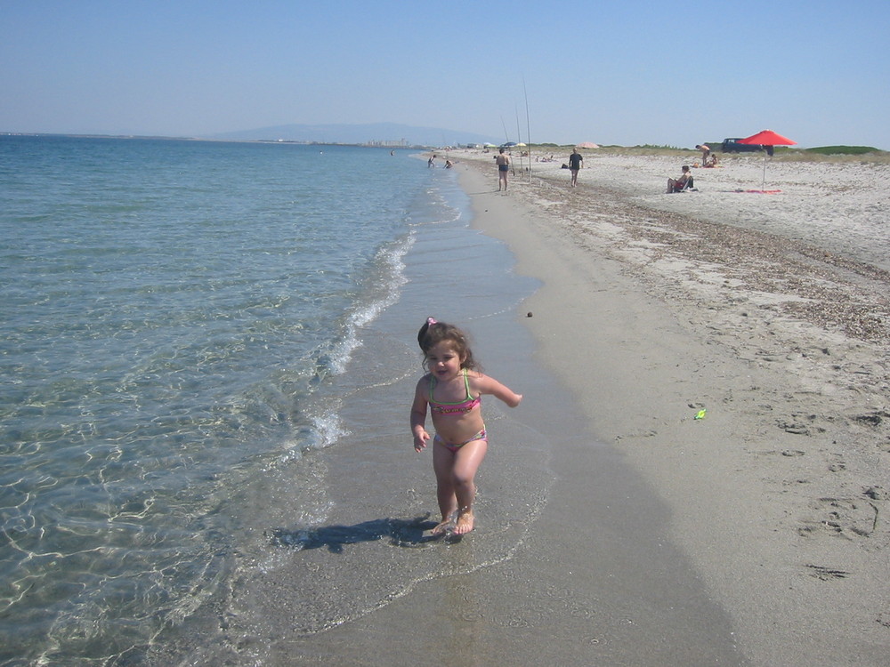 giochi di bimba al mare d'estate in sardegna ad arborea