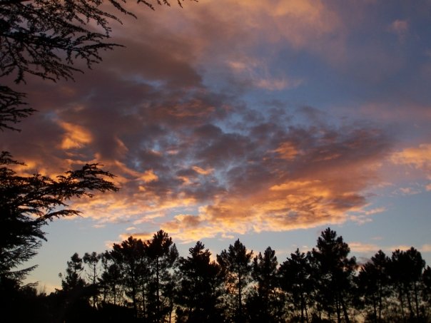 Giochi di colori tra nuvole e tramonto