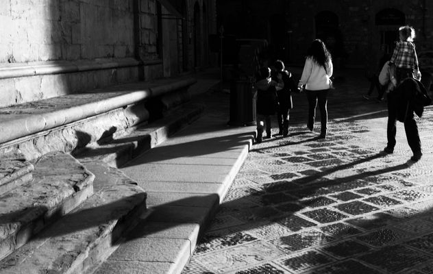 Gioco di ombre e forme in controluce