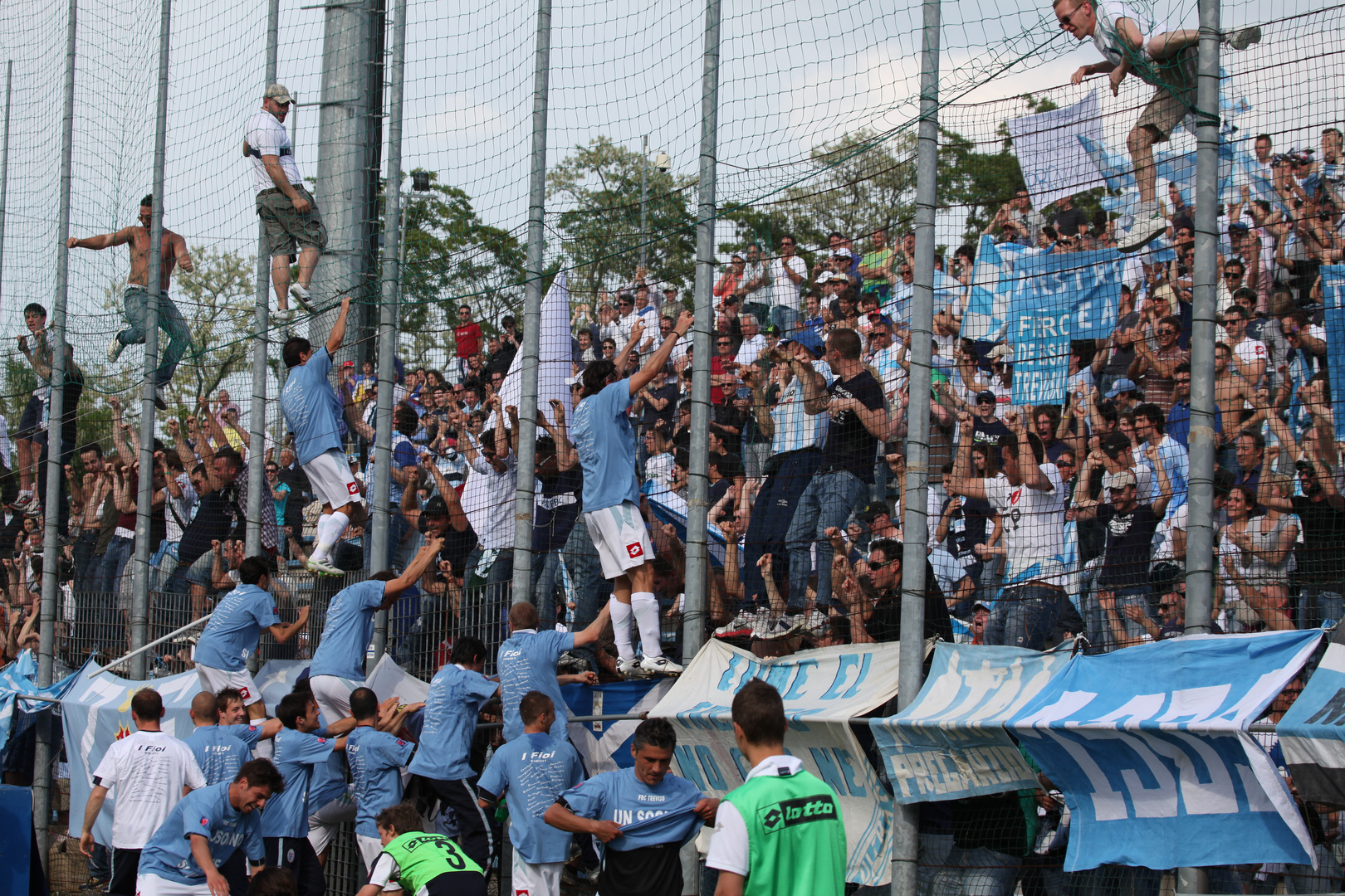 Gioia dei tifosi e giocatori per la vittoria del campionato