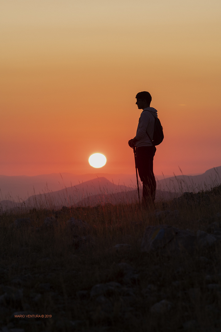 Giovane al tramonto