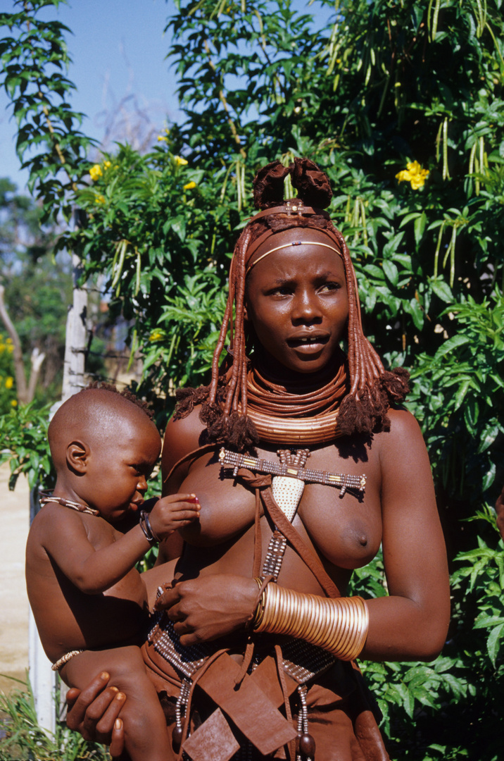 GIOVANE HIMBA CON FIGLIO