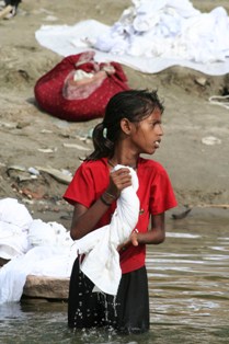 Giovane lavandaia sul Gange- Varanasi, 2007-Raffaella Milandri