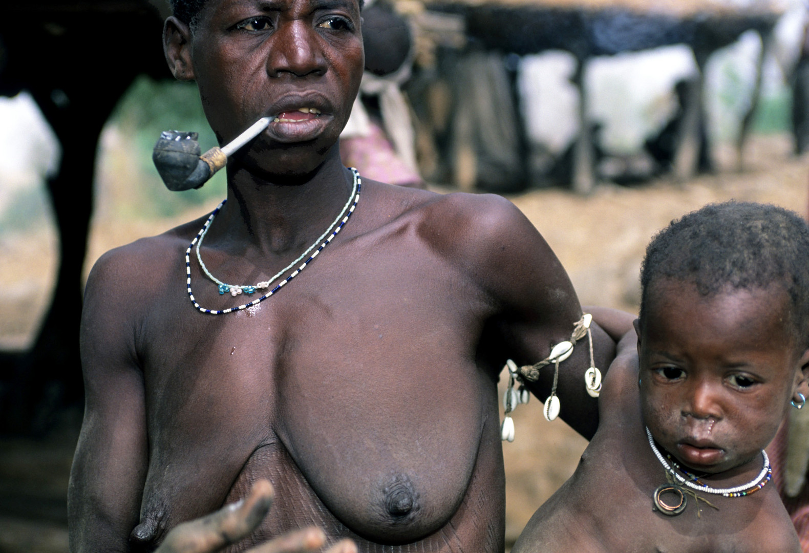 GIOVANE MAMMA CON IL SUO BIMBO MENTRE FUMA LA PIPA