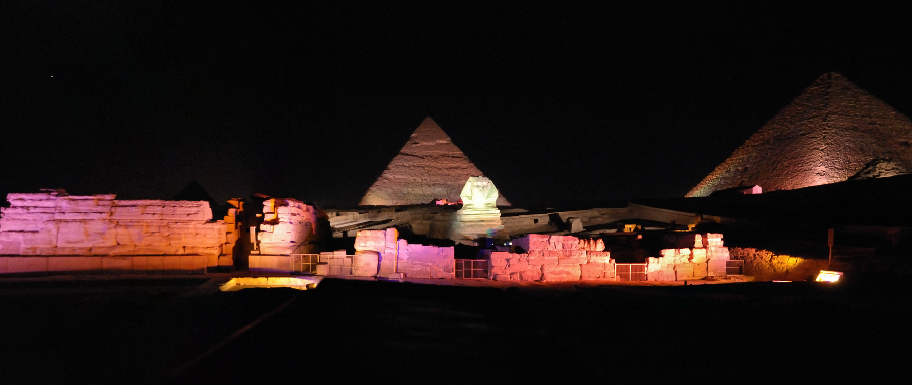 Giove brilla sopra le luci di Giza