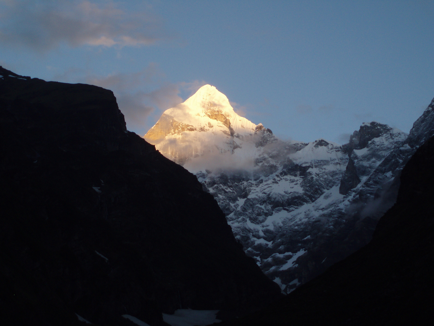 Gipfel bei Badrinath bei Sonnenaufgang (Himalaya)