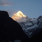 Gipfel bei Badrinath bei Sonnenaufgang (Himalaya)