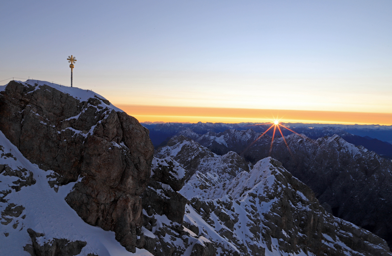 Gipfel der Zugspitze bei Sonnenaufgang