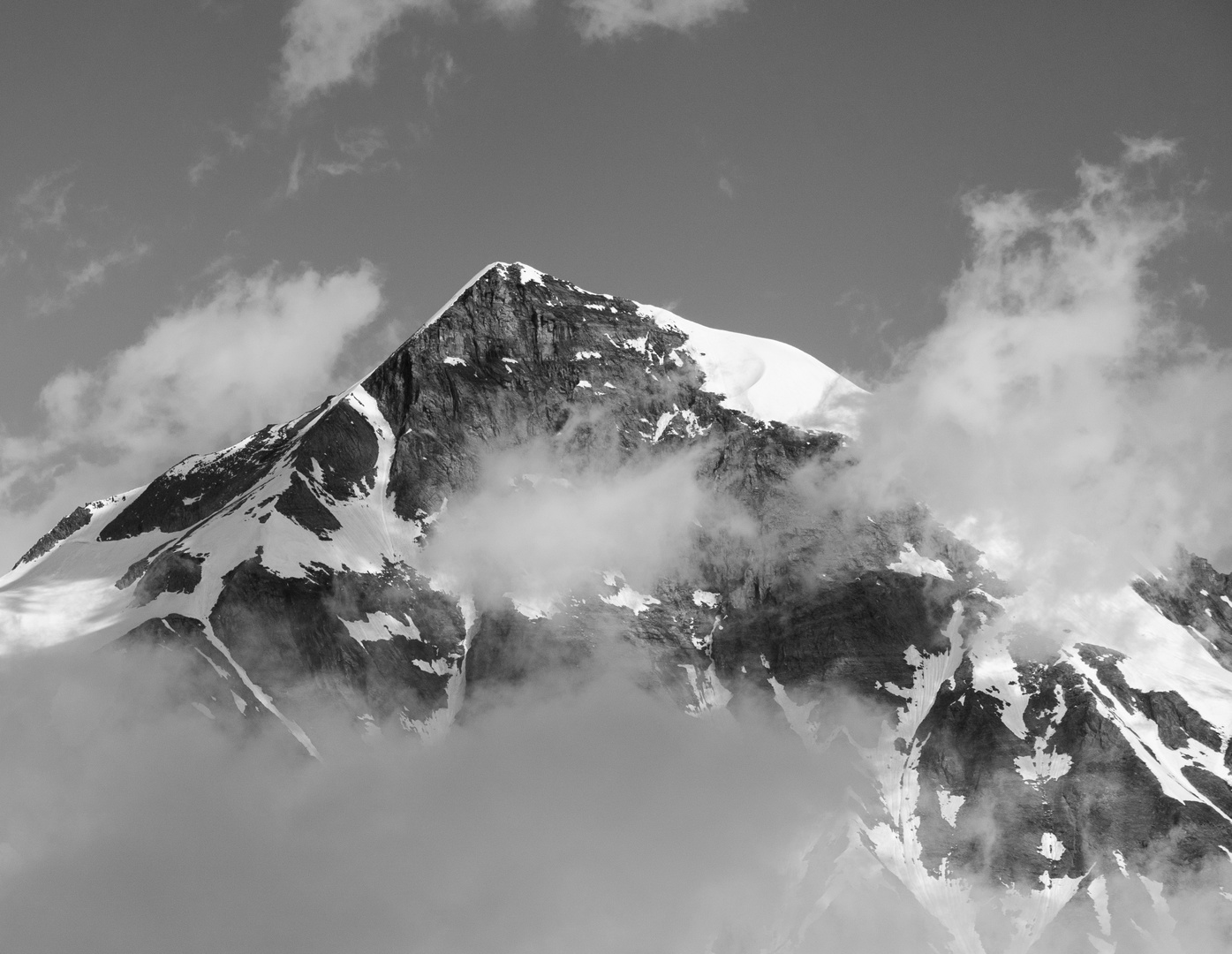 Gipfel in den Wolken 