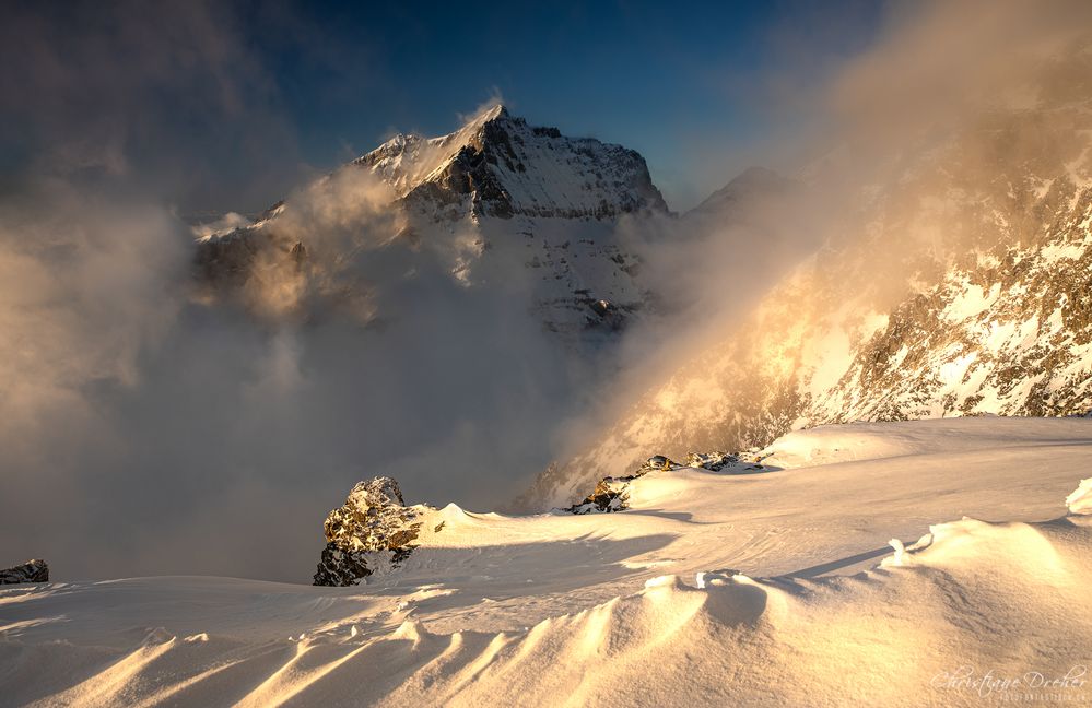 Gipfel in Wolken 