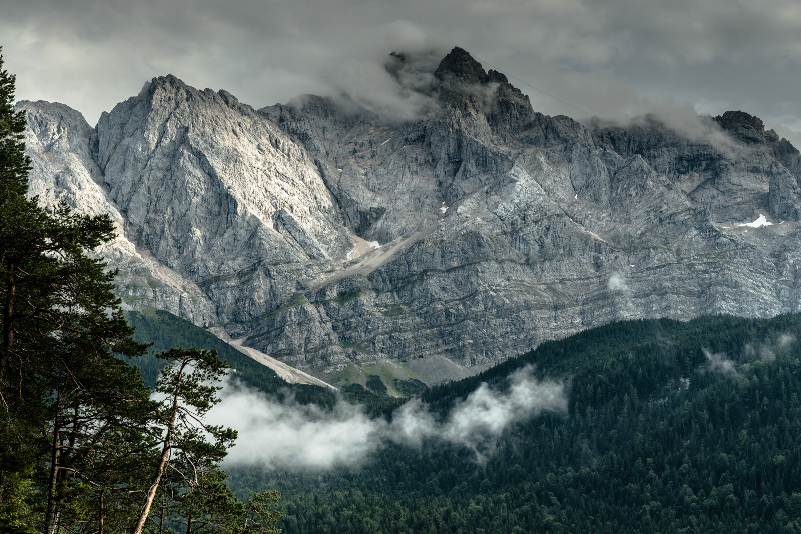 Gipfel in Wolken