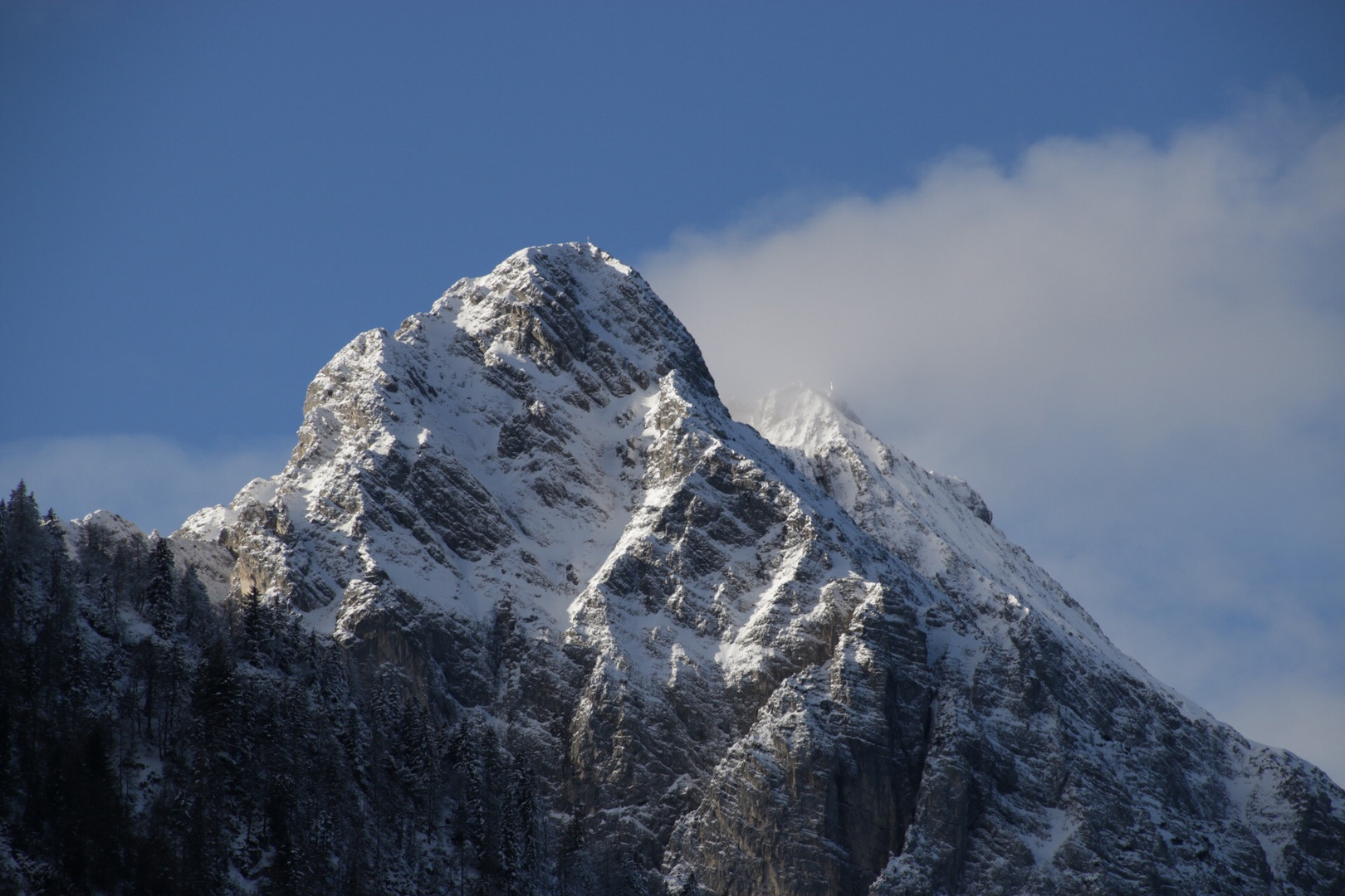 Gipfel mit Wolke