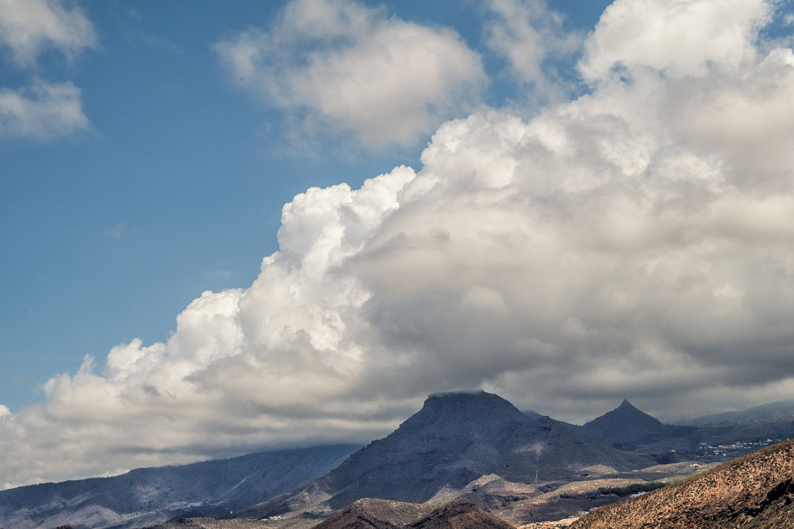 Gipfel und Wolken