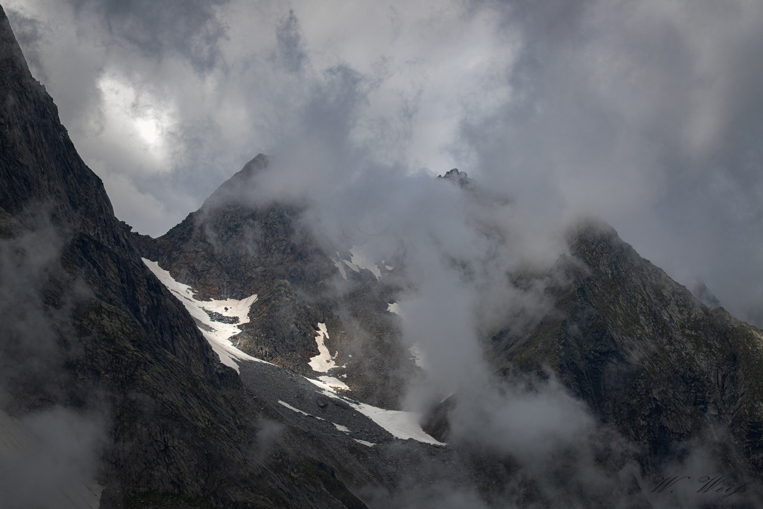 Gipfel von Wolken umhüllt.