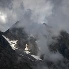 Gipfel von Wolken umhüllt.