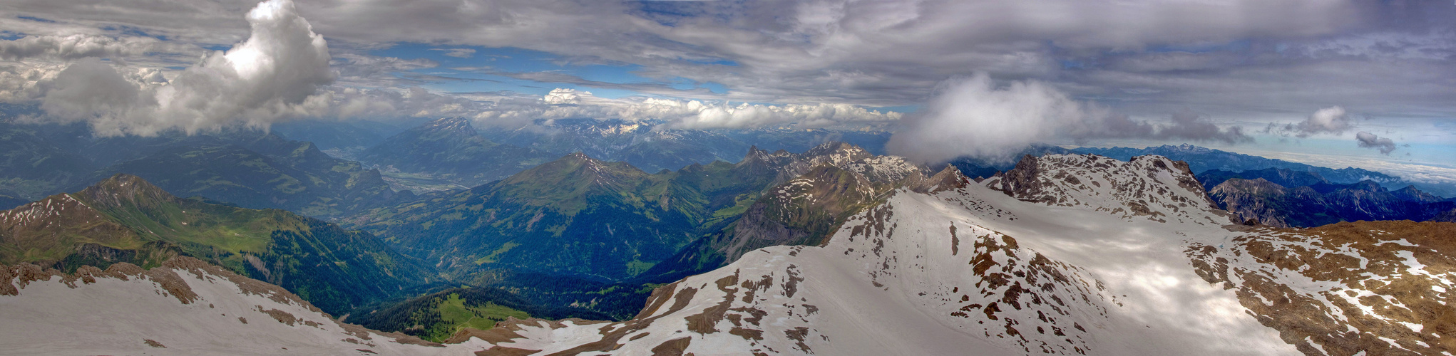 Gipfelblick von der Schesaplana über Gletscher ins Rheintal und zum Bodensee