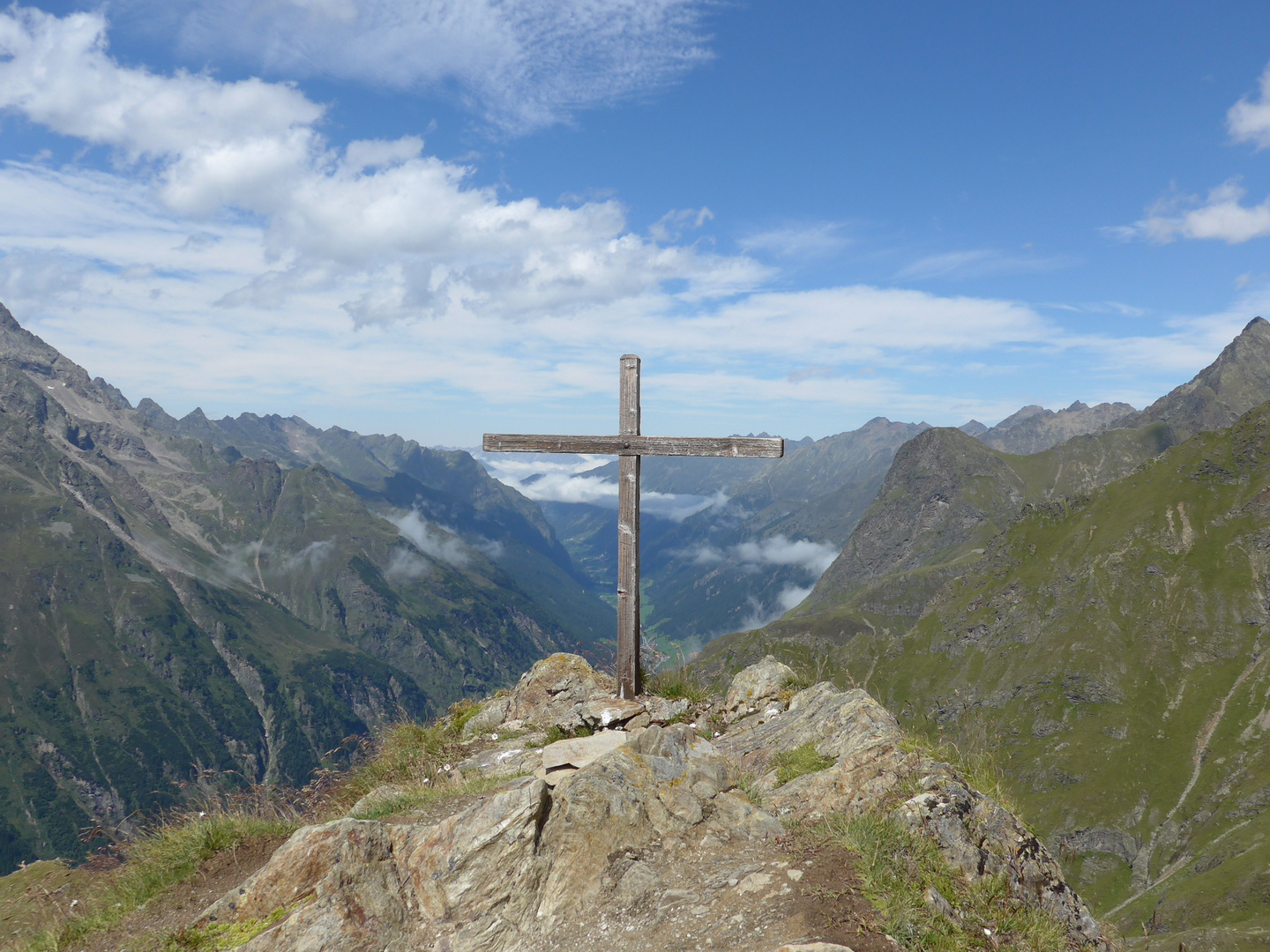 Gipfelkreuz am Gahwinden mit Ausblick ins Pitztal