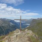 Gipfelkreuz am Gahwinden mit Ausblick ins Pitztal