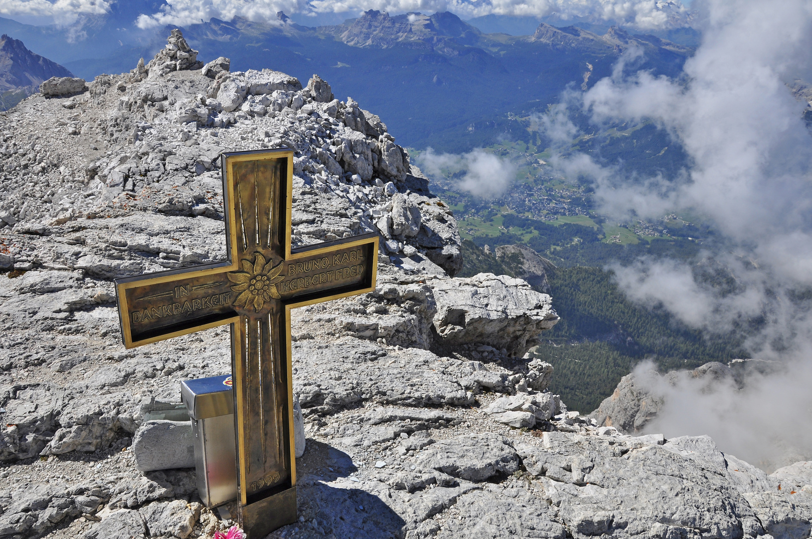 Gipfelkreuz am Höhepunkt des Weges