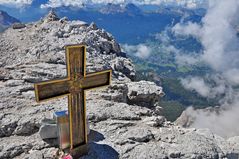 Gipfelkreuz am Höhepunkt des Weges