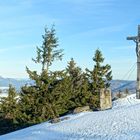 Gipfelkreuz am Rachel, mit Ausblick links  zum Arber