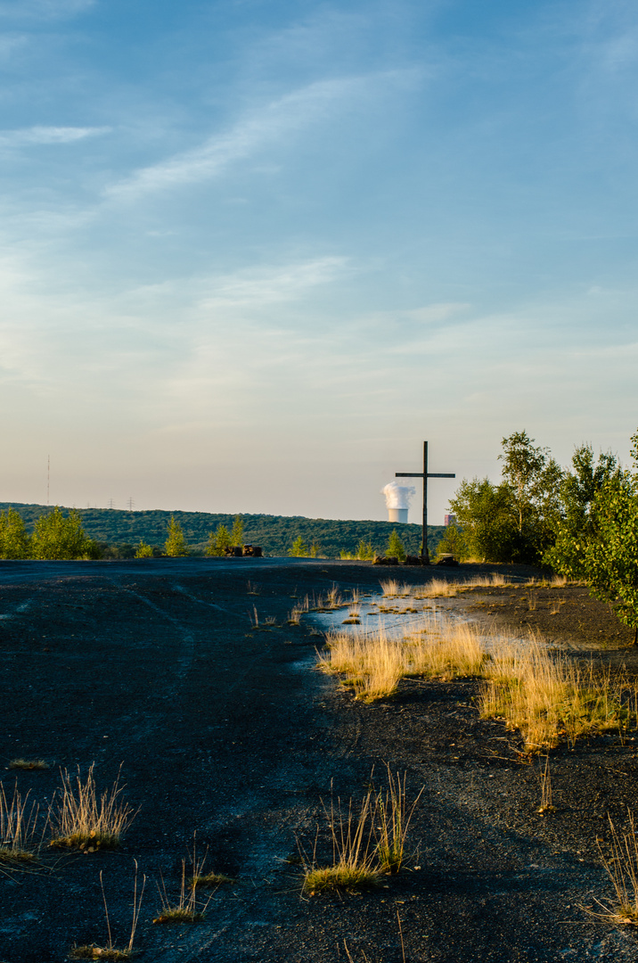 Gipfelkreuz auf dem Plateau der Halde Lydia Camphausen