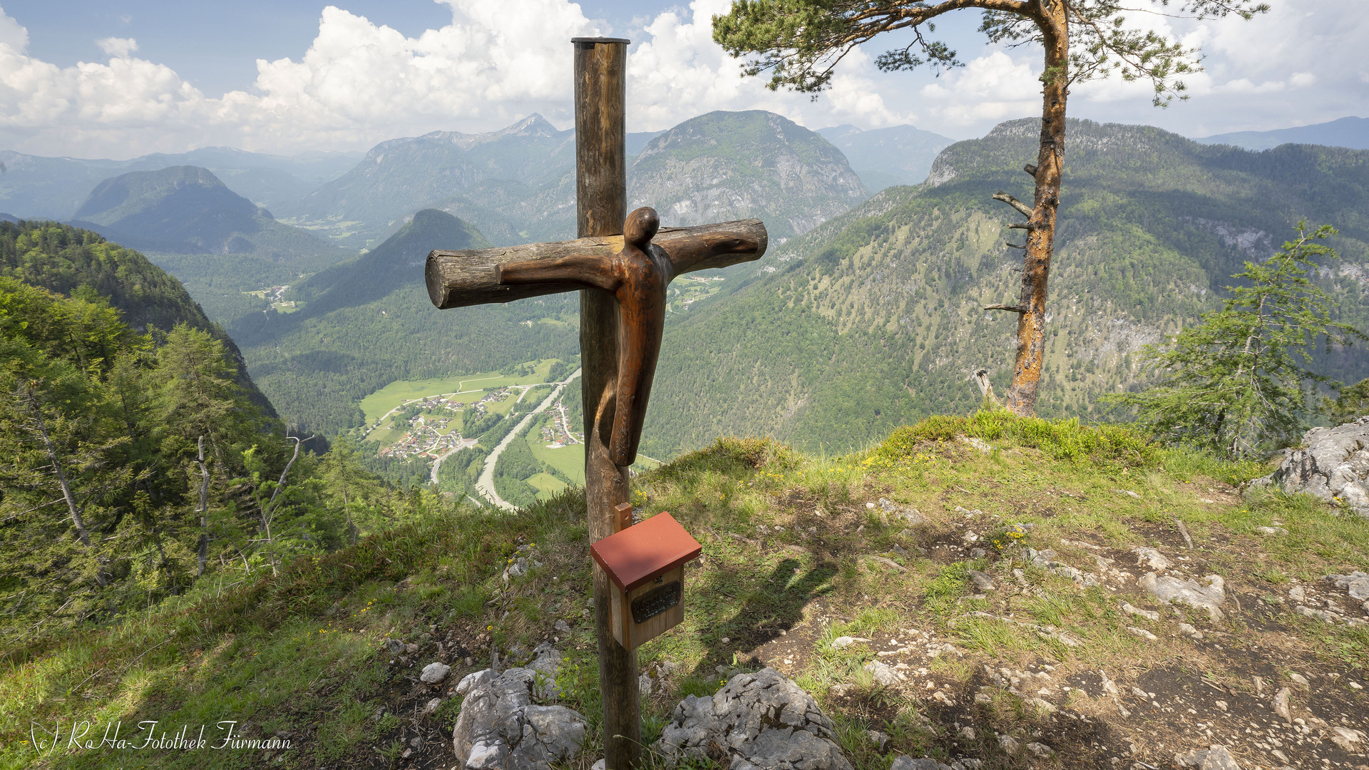 Gipfelkreuz auf dem Vogelspitz hoch über dem Saalachtal - Berchtesgadener Land