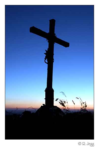 Gipfelkreuz des Heuberg im Sonnenuntergang