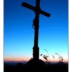 Gipfelkreuz des Heuberg im Sonnenuntergang